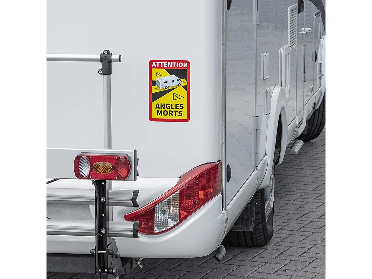 Angles Morts sticker achterop een camper