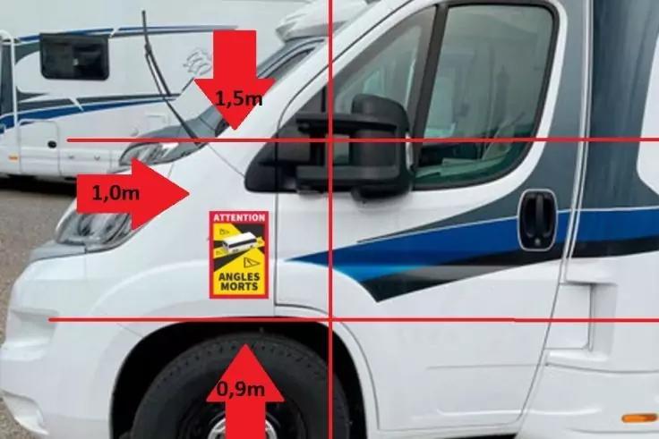 Plaatsing van een Angles Morts sticker aan de zijkant van een camper