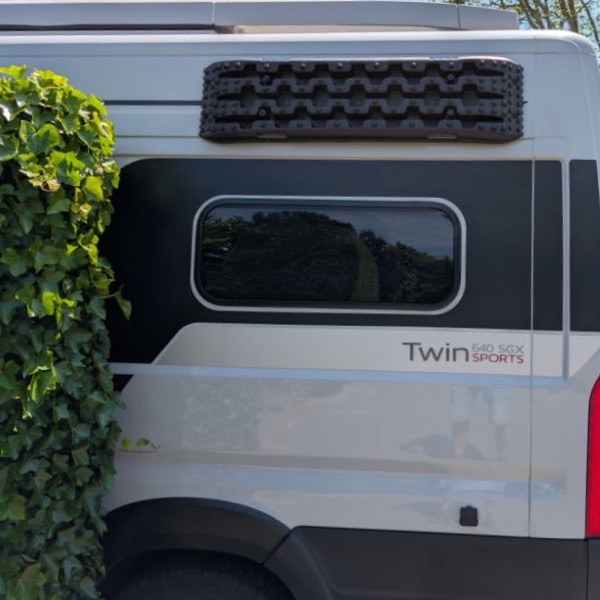 Camper met gemonteerde tractieplaten aan de zijkant
