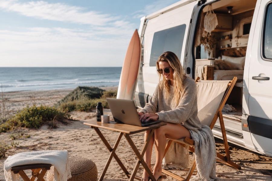 Tiekom data sim gebruiken bij de camper aan het strand